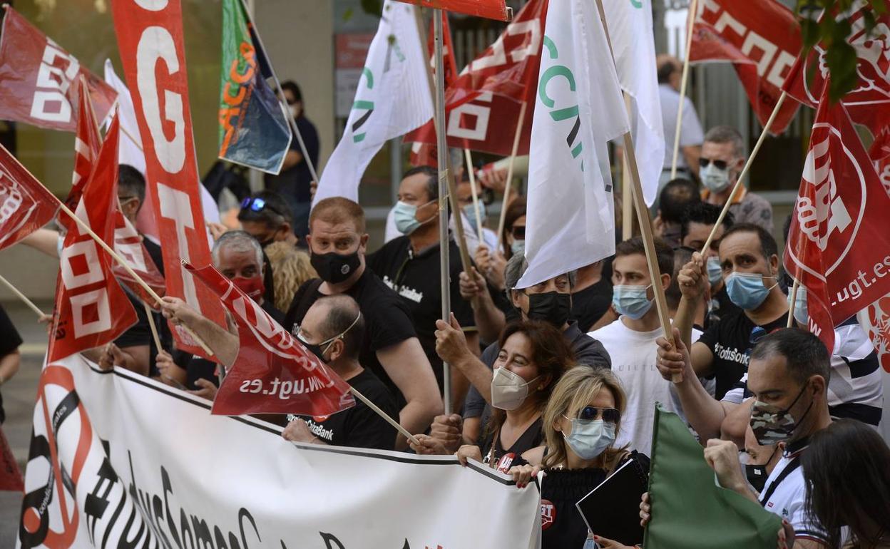 Protesta de trabajadores sometidos a ERE el mes pasado en Murcia. 