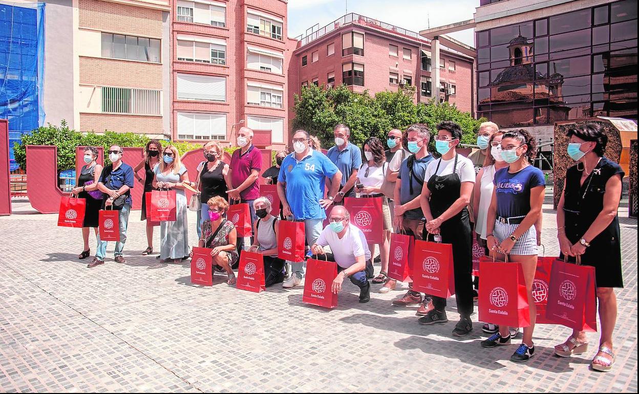 Comerciantes y vecinos de Santa Eulalia, durante la protesta llevada a cabo ayer en la plaza de Europa, justo antes de la reunión mantenida con el edil del ramo y el comisario jefe.