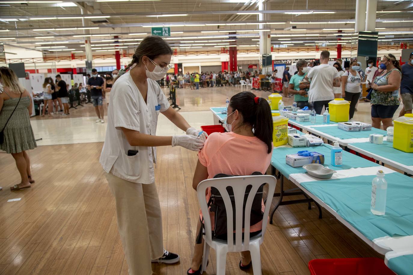 Fotos: Comienza la vacunación a los jóvenes de 12 a 19 años en Cartagena