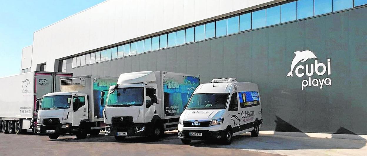 Exteriores de la empresa y flota de camiones. 