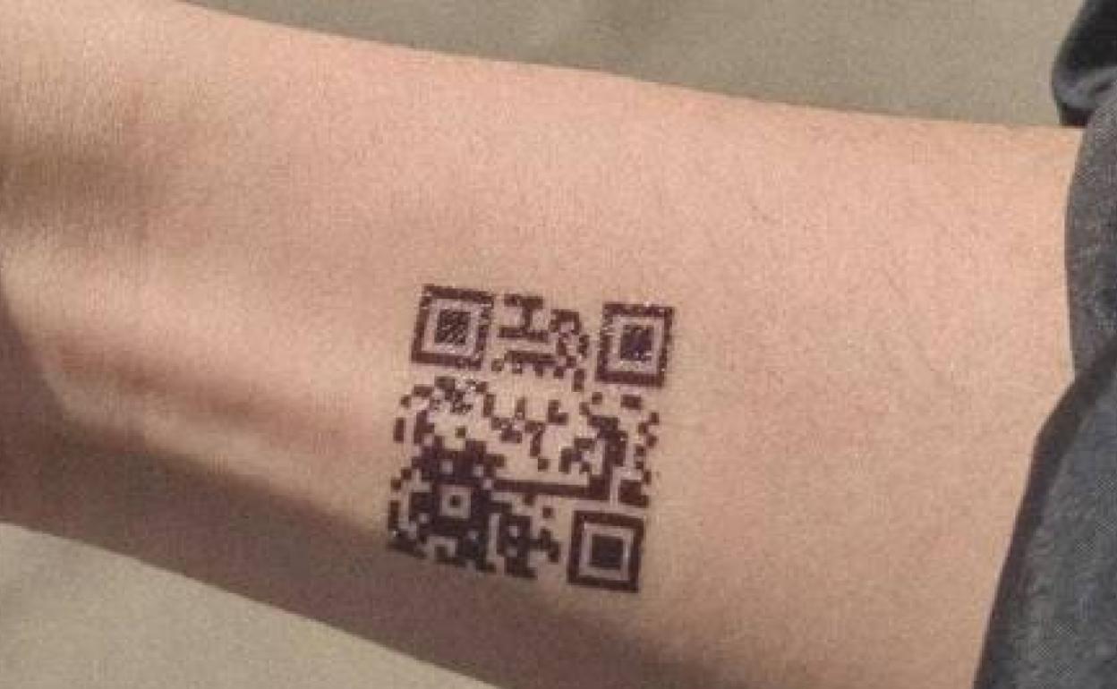 Imagen del supuesto tatuaje de código QR utilizada en el hilo que se ha hecho viral. 
