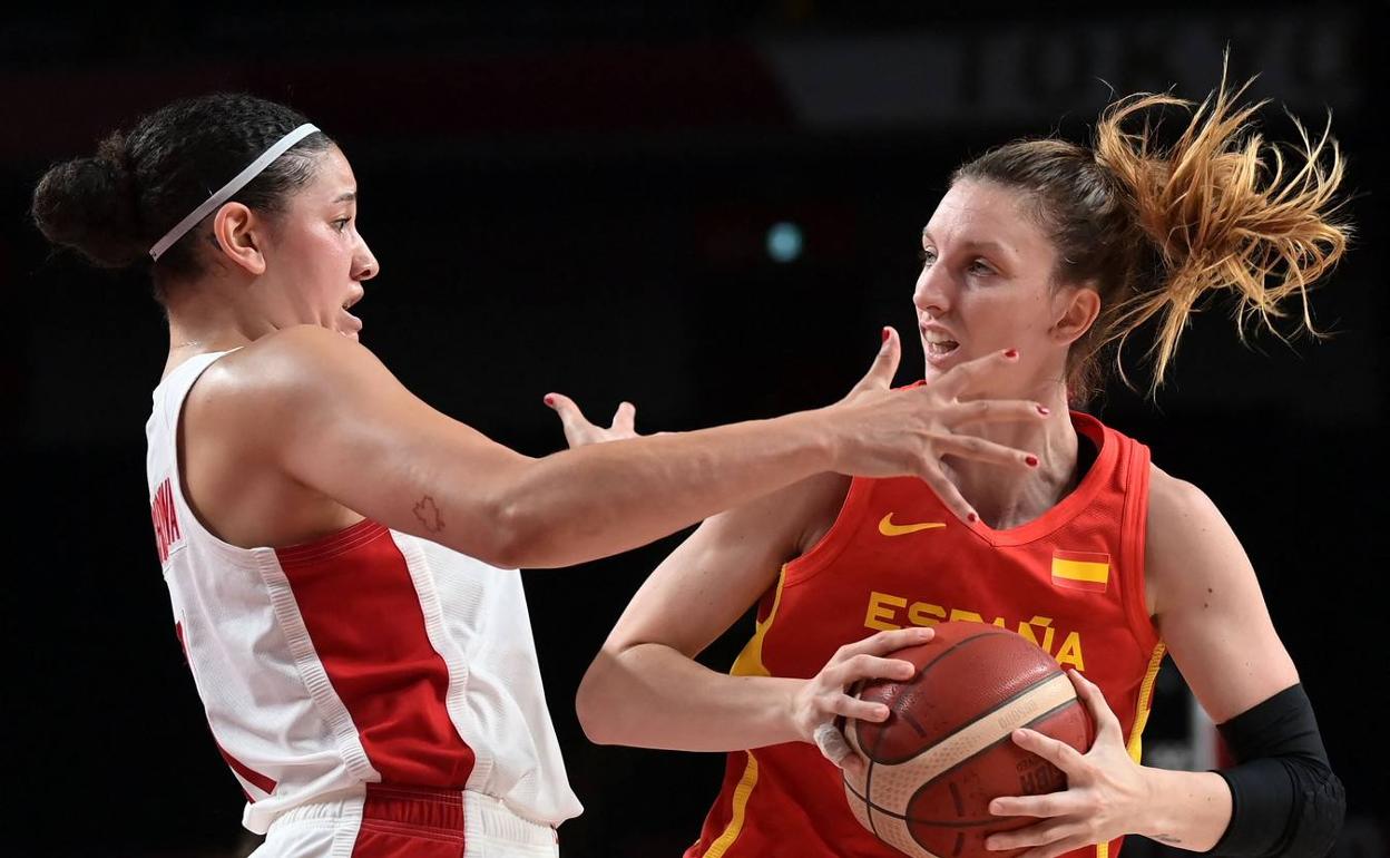 Laura Gil defiende el balón ante Natalie Achonwa en el encuentro de ayer ante Canadá. 