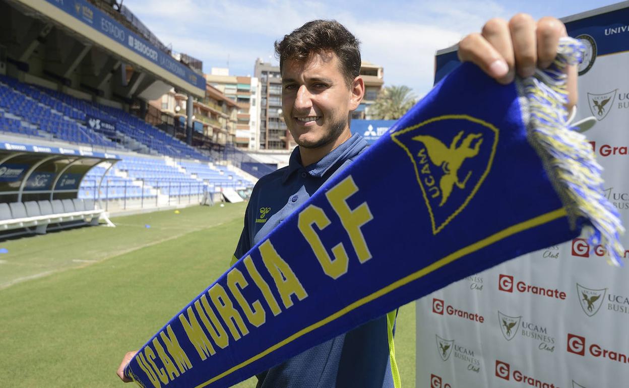 Antonio Caballero durante su presentación como nuevo jugador del UCAM.