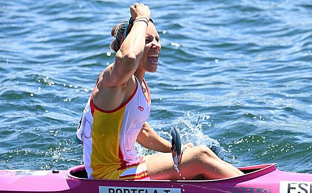 La niña que remaba entre las bateas