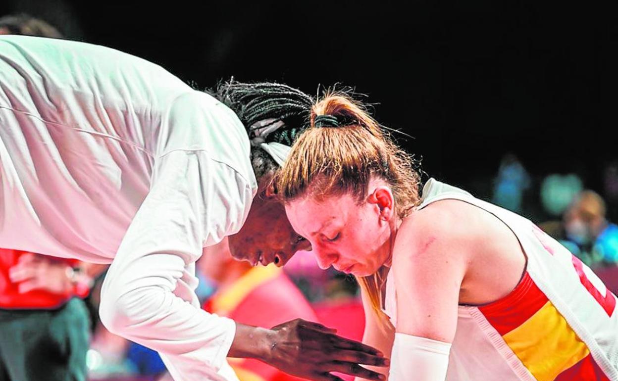 Laura Gil, consolada por su compañera Astou Ndour, al final del partido de ayer.