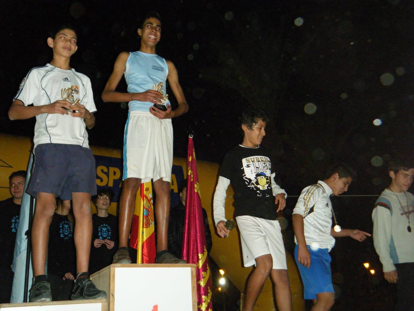 Katir en el primer puesto en una carrera en sus inicios. 