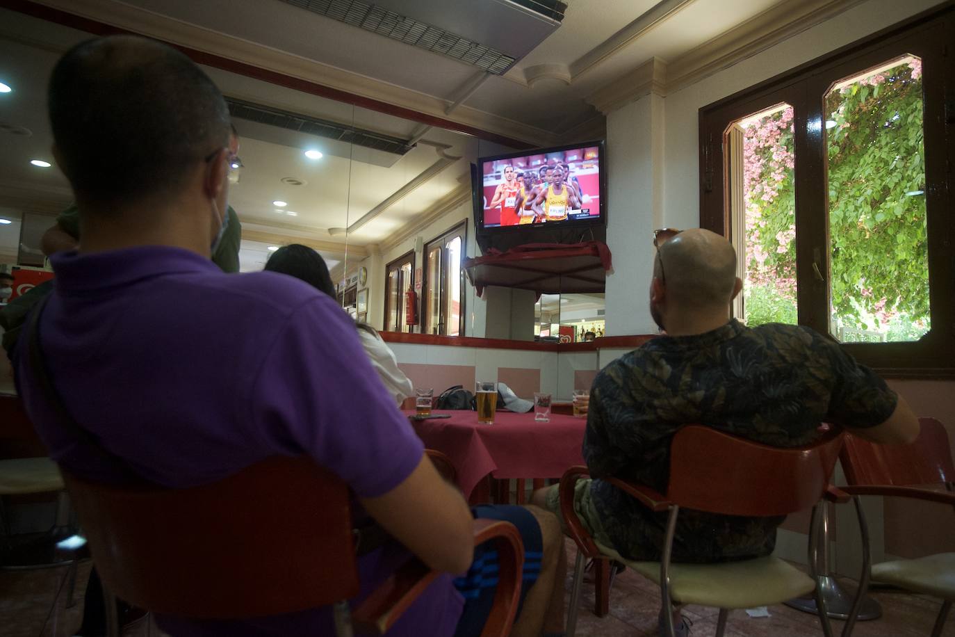 Fotos: Los muleños se refugian en los bares para animar a Mohamed Katir en la final del 5.000 de los Juegos Olímpicos