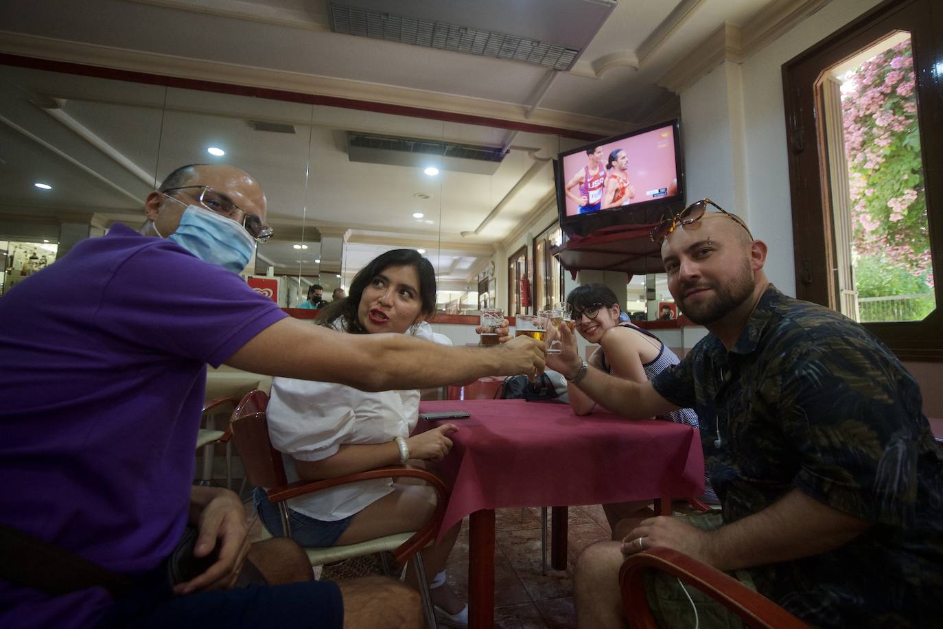 Fotos: Los muleños se refugian en los bares para animar a Mohamed Katir en la final del 5.000 de los Juegos Olímpicos