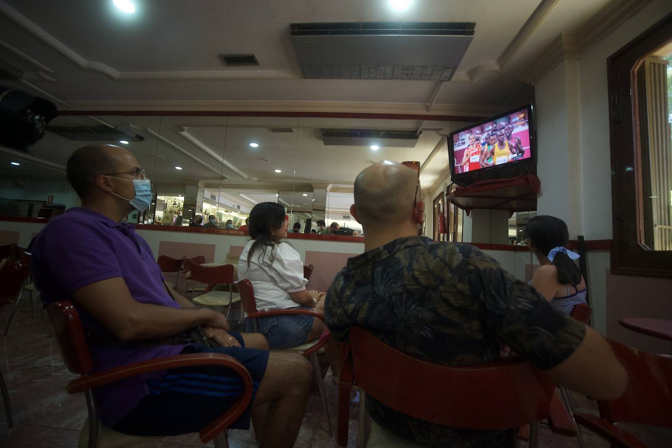 Fotos: Los muleños se refugian en los bares para animar a Mohamed Katir en la final del 5.000 de los Juegos Olímpicos