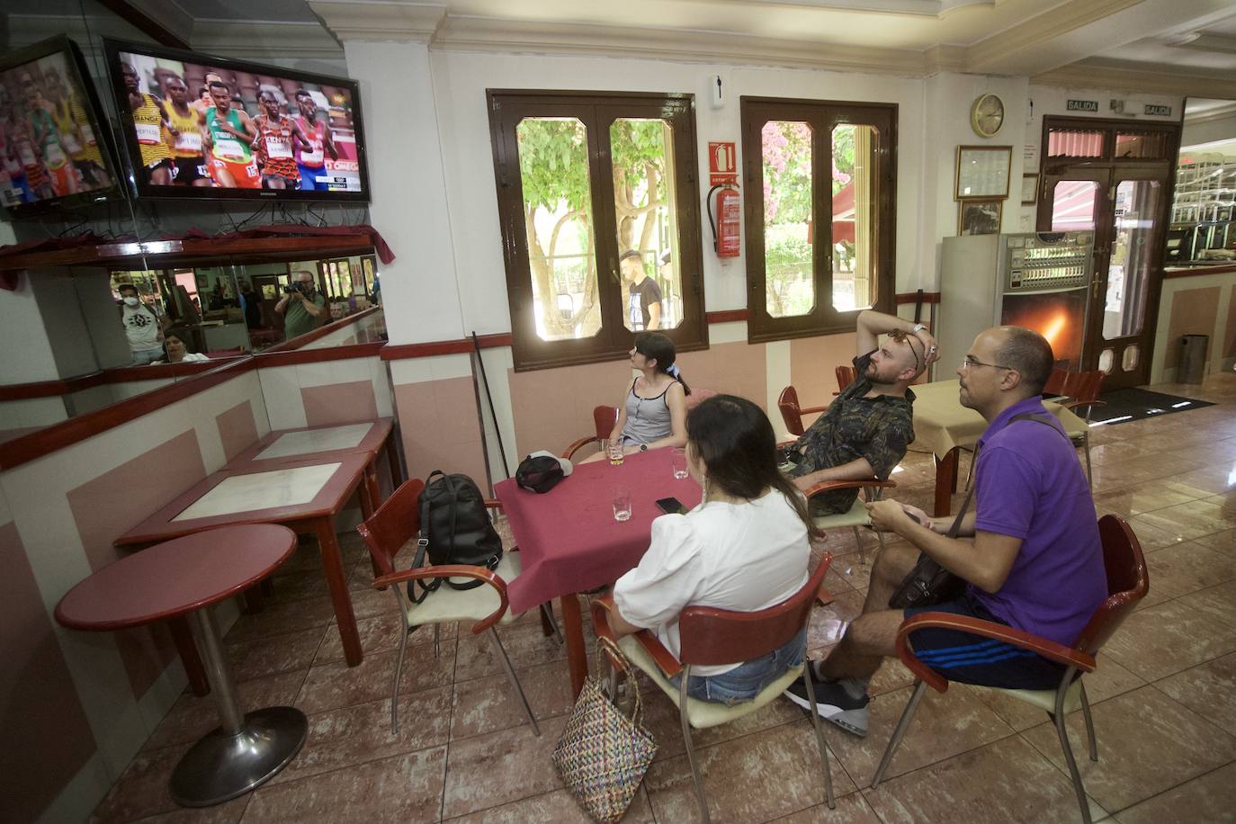 Fotos: Los muleños se refugian en los bares para animar a Mohamed Katir en la final del 5.000 de los Juegos Olímpicos