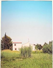 Imagen secundaria 2 - Retrato de Alicia, hija de Ramón Gaya, en su museo, y una de las fotografías que integran la muestra 'Devenir Génesis', en los Molinos.