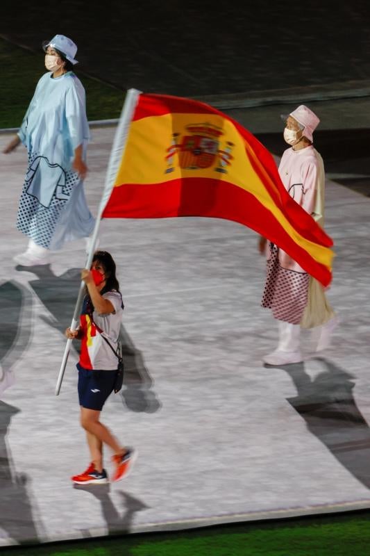 Sandra Sánchez, abanderada española en la ceremonia de clausura.