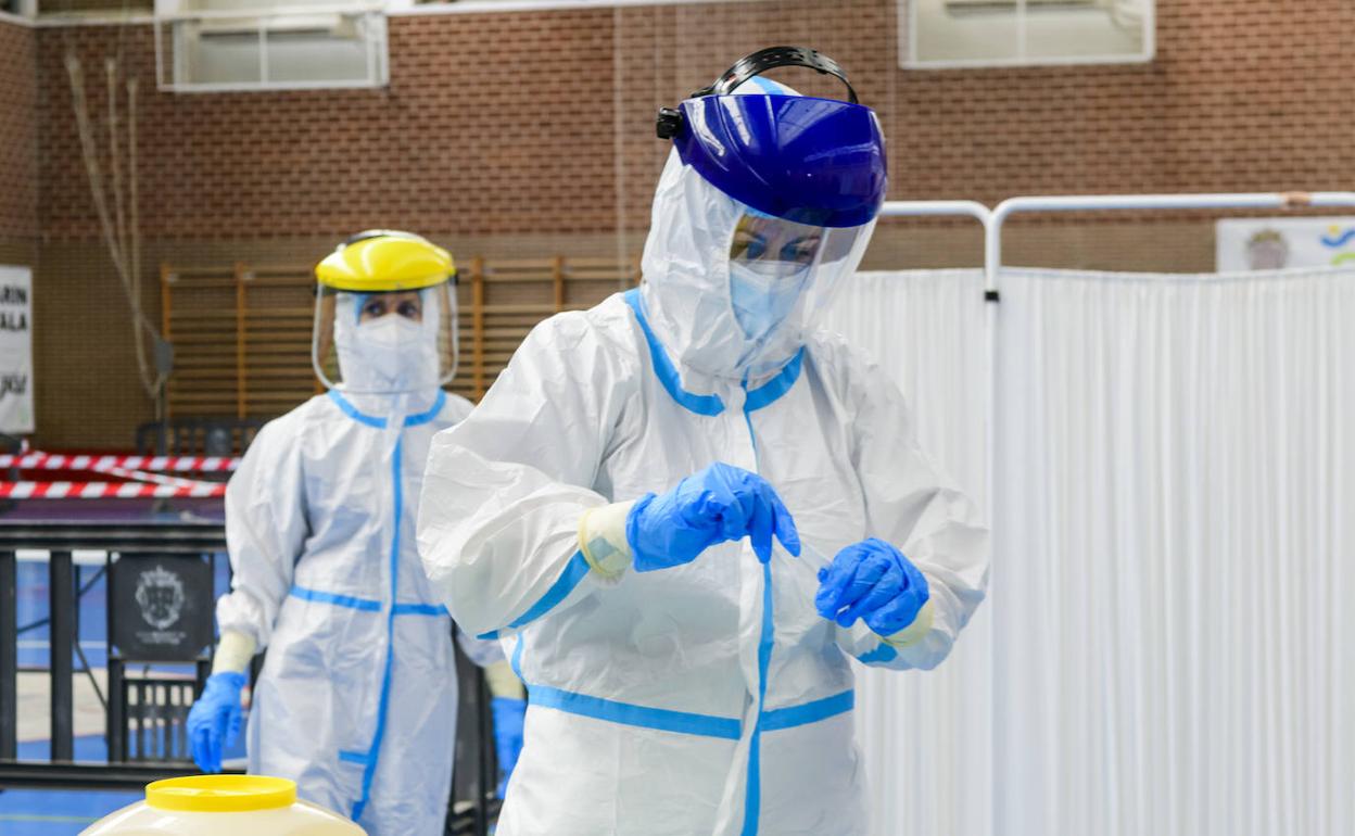 Dos sanitarios, durante el cribado de este sábado en Alcantarilla.