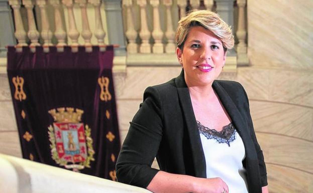 Noelia Arroyo, en la escalera principal del Palacio Consistorial de Cartagena. 