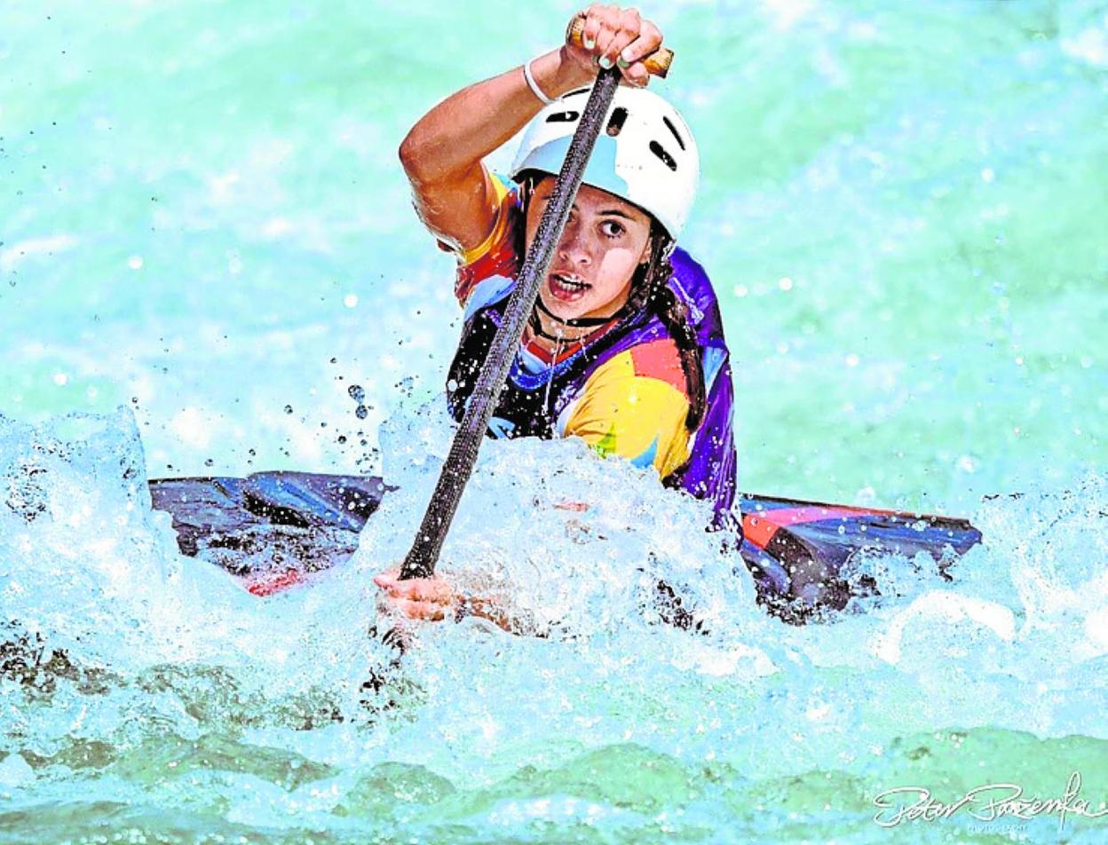La piragüista Clara González, en una prueba de eslalon. 