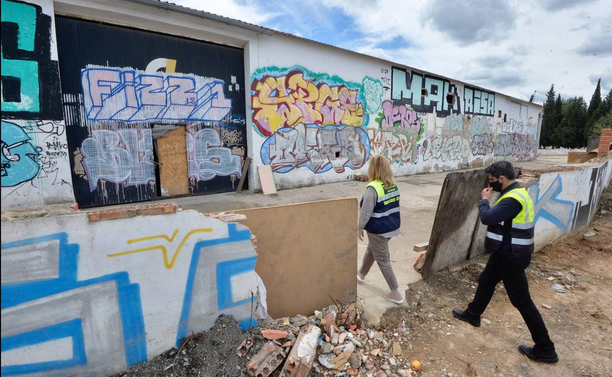 Casas okupadas en la carretera de Aljucer, en Murcia, en una fotografía de archivo.