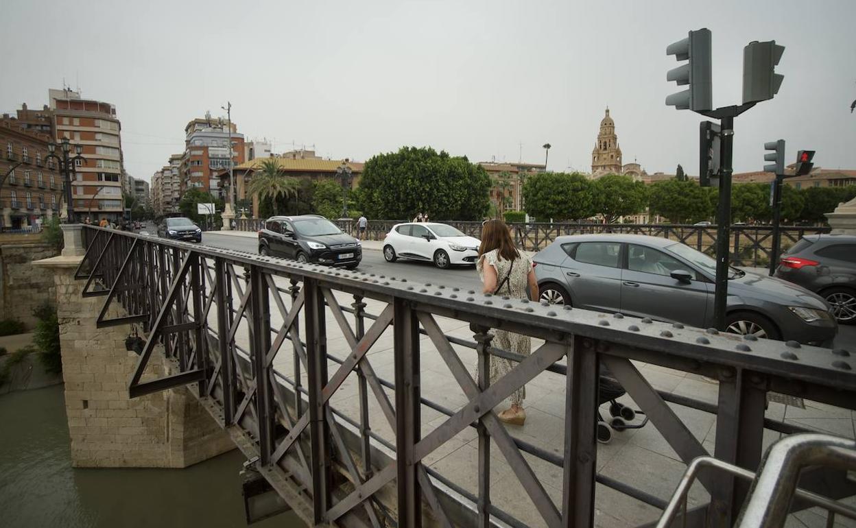 Tráfico por el Puente Viejo en una imagen tomada este martes y que puede pasar a la historia, según la medida que estudia implantar el Ayuntamiento de impedir el paso de coches. 