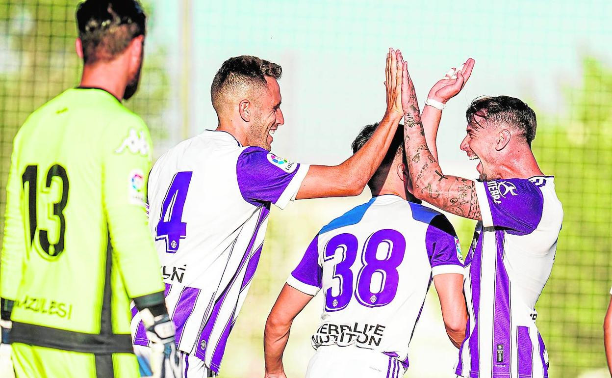 Jugadores del Real Valladolid festejan uno de los tantos ante el recién ascendido Amorebieta.