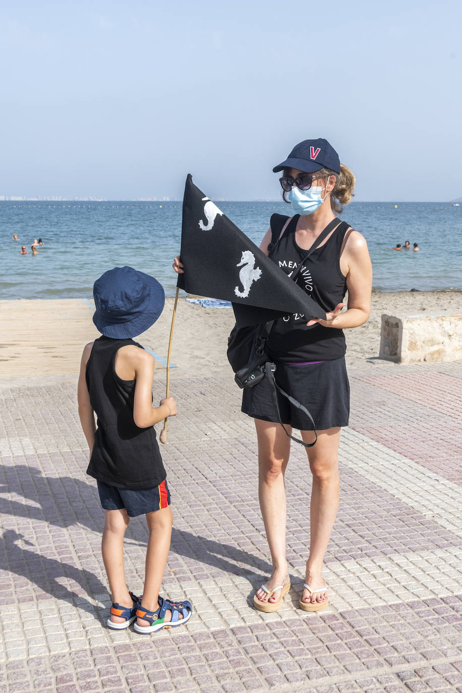 Los Alcázares acogió otras de las concentraciones, en la que muchos de los congregados vestían camisetas negras de luto ecológico.