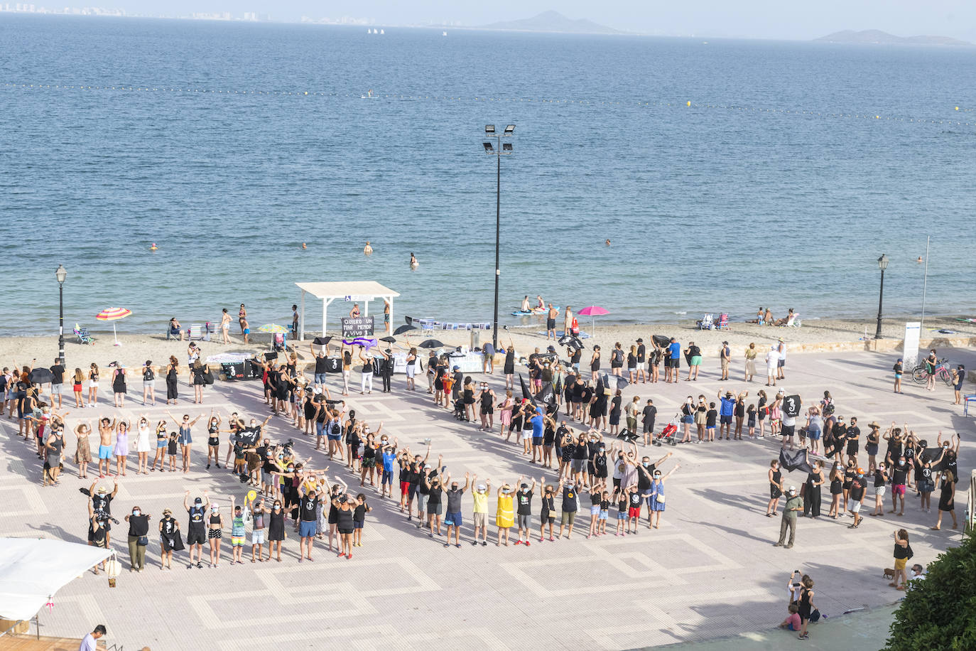 Los Alcázares acogió otras de las concentraciones, en la que muchos de los congregados vestían camisetas negras de luto ecológico.