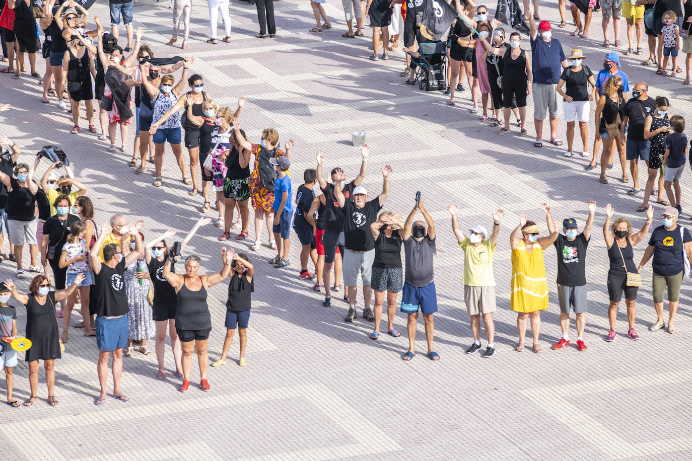 Los Alcázares acogió otras de las concentraciones, en la que muchos de los congregados vestían camisetas negras de luto ecológico.