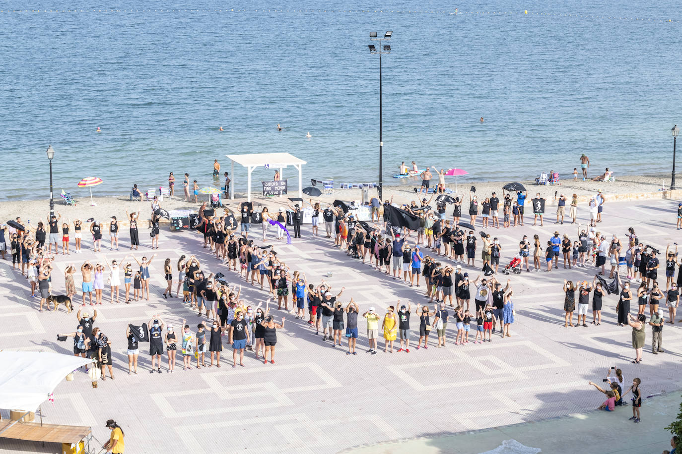 Los Alcázares acogió otras de las concentraciones, en la que muchos de los congregados vestían camisetas negras de luto ecológico.