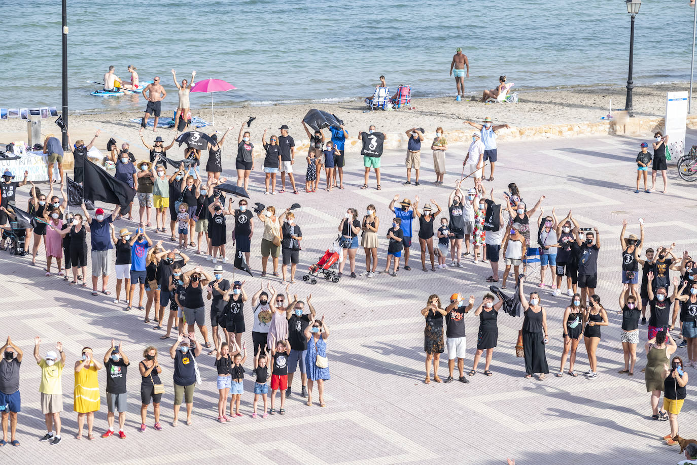 Los Alcázares acogió otras de las concentraciones, en la que muchos de los congregados vestían camisetas negras de luto ecológico.