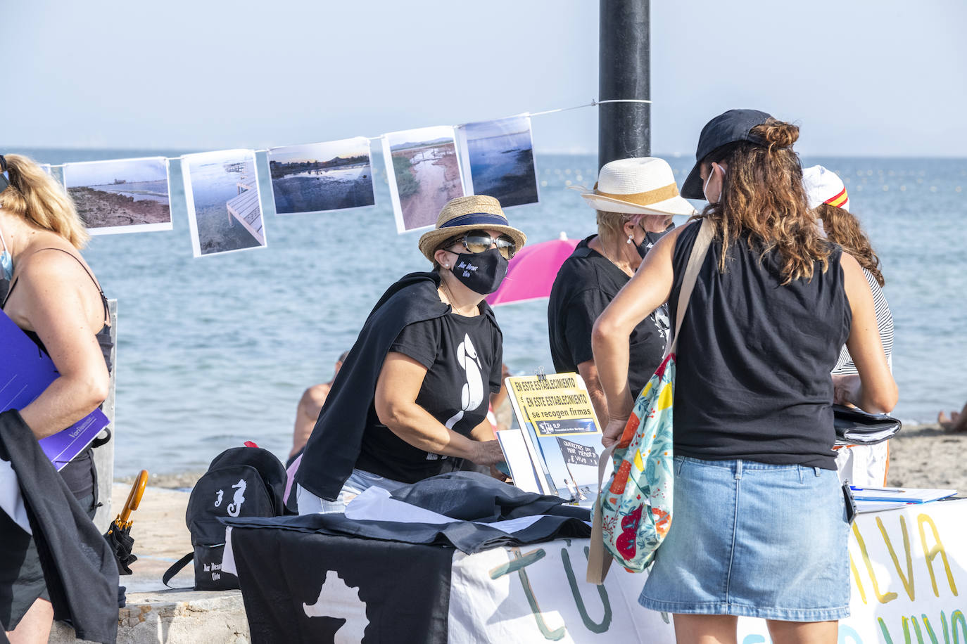 Los Alcázares acogió otras de las concentraciones, en la que muchos de los congregados vestían camisetas negras de luto ecológico.