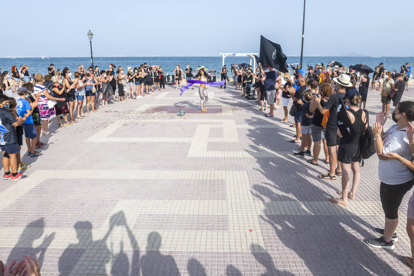Los Alcázares acogió otras de las concentraciones, en la que muchos de los congregados vestían camisetas negras de luto ecológico.
