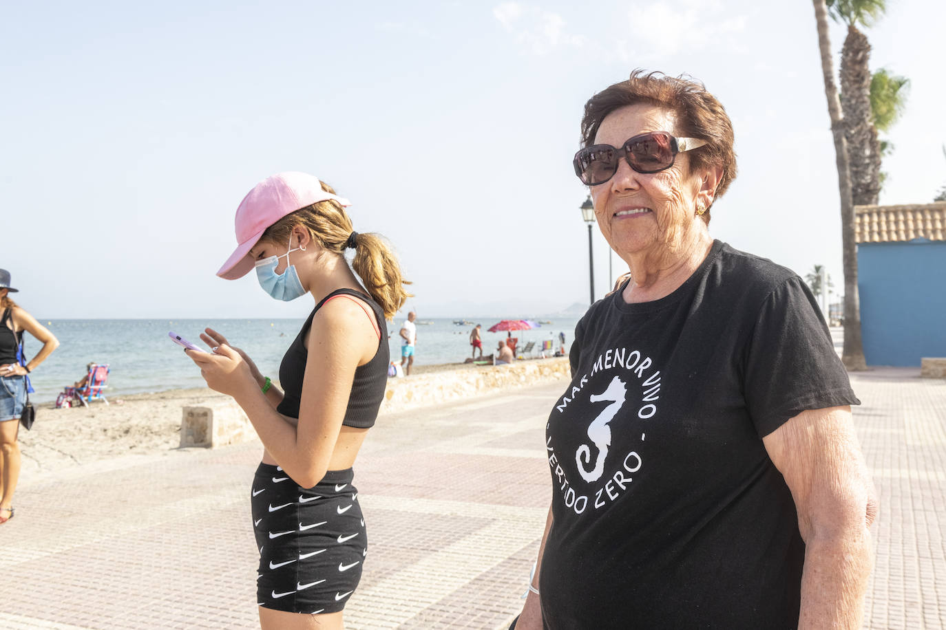 Los Alcázares acogió otras de las concentraciones, en la que muchos de los congregados vestían camisetas negras de luto ecológico.