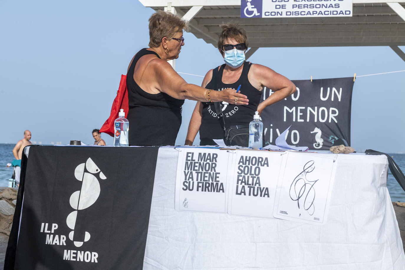 Los Alcázares acogió otras de las concentraciones, en la que muchos de los congregados vestían camisetas negras de luto ecológico.