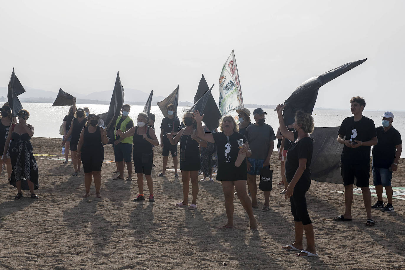 Protesta de vecinos en la Playa de los Alemanes, en La Manga.