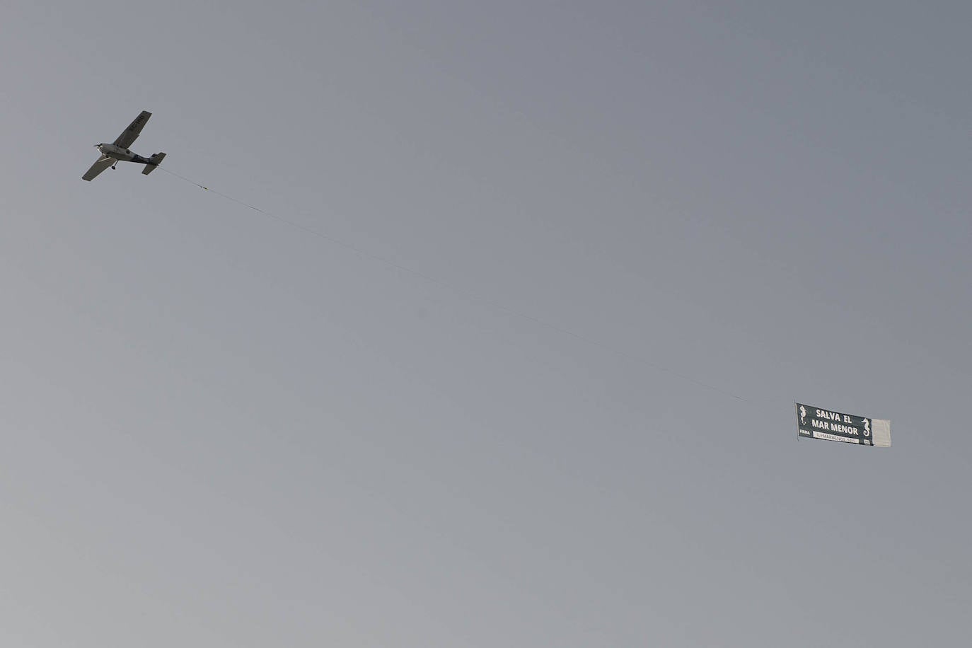 Protesta de vecinos en la Playa de los Alemanes, en La Manga.