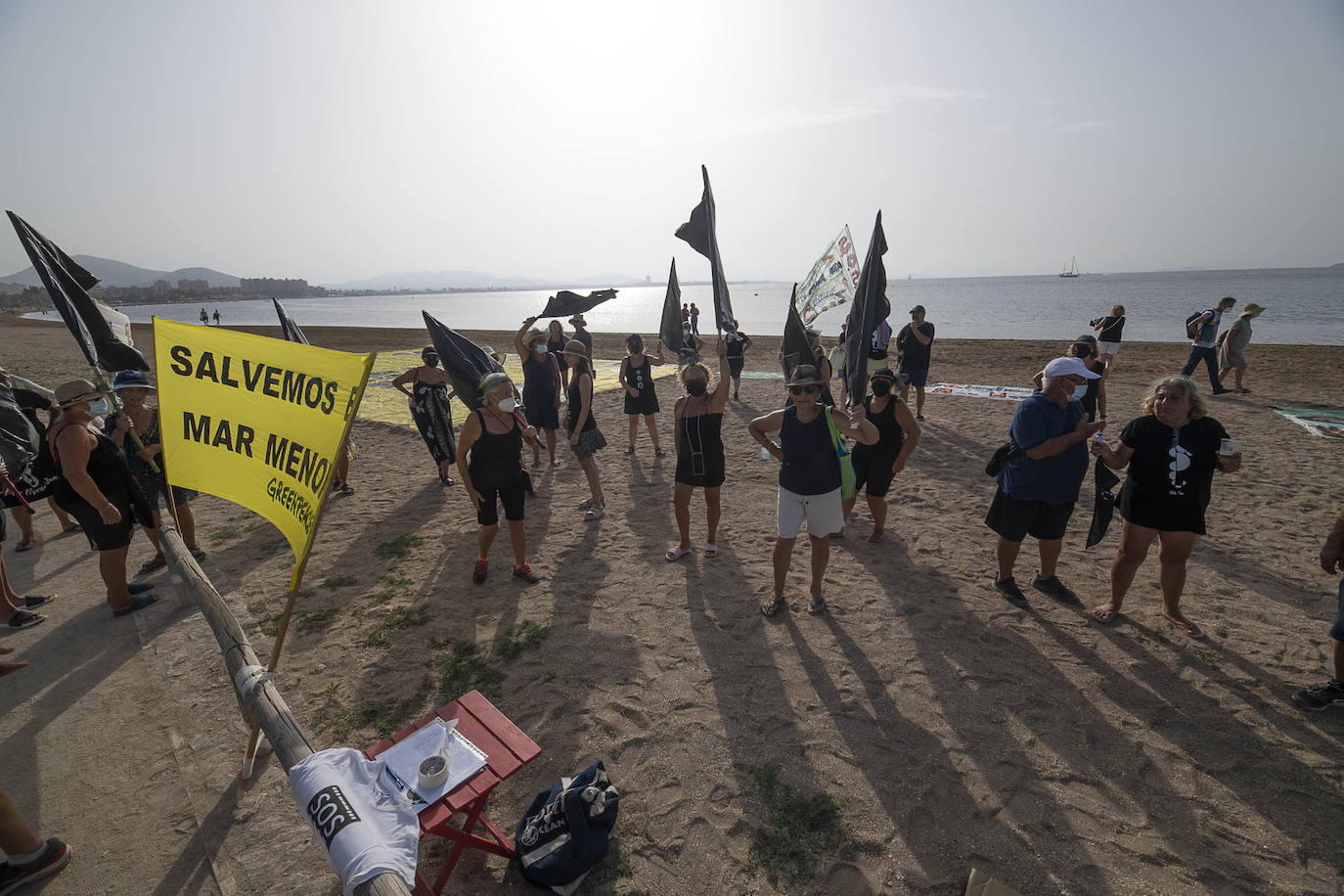 Protesta de vecinos en la Playa de los Alemanes, en La Manga.