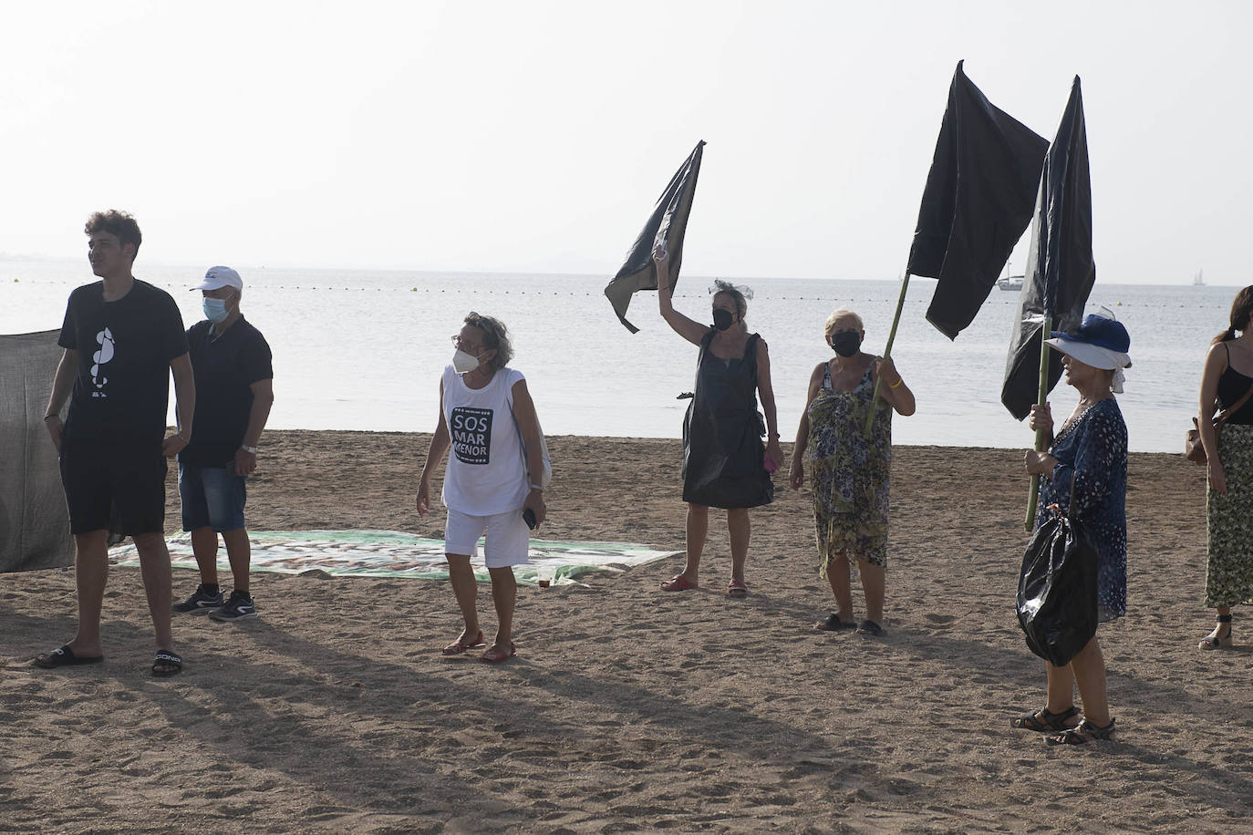Protesta de vecinos en la Playa de los Alemanes, en La Manga.