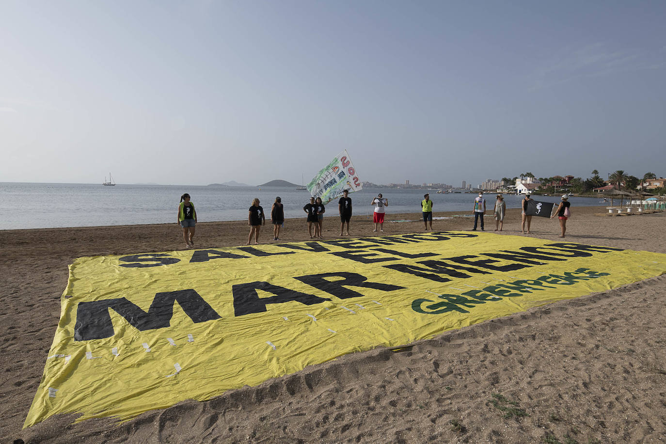 Protesta de vecinos en la Playa de los Alemanes, en La Manga.
