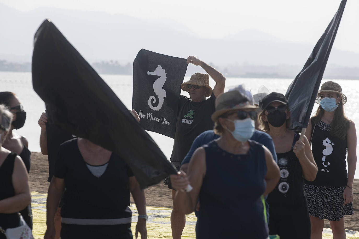 Protesta de vecinos en la Playa de los Alemanes, en La Manga.