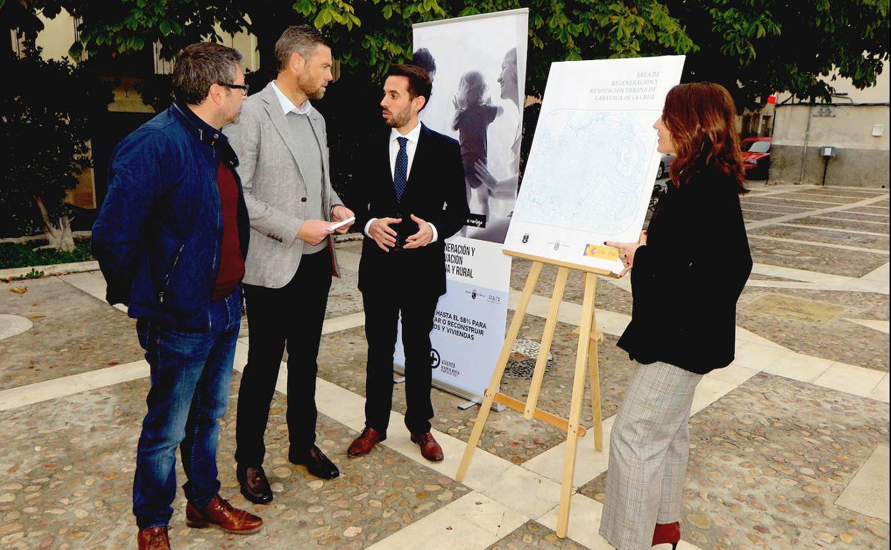 El director de Vivienda, José Francisco Lajara, y el alcalde de Caravaca de la Cruz, José Francisco García, durante la presentación del Área de Regeneración Urbana del municipio. 