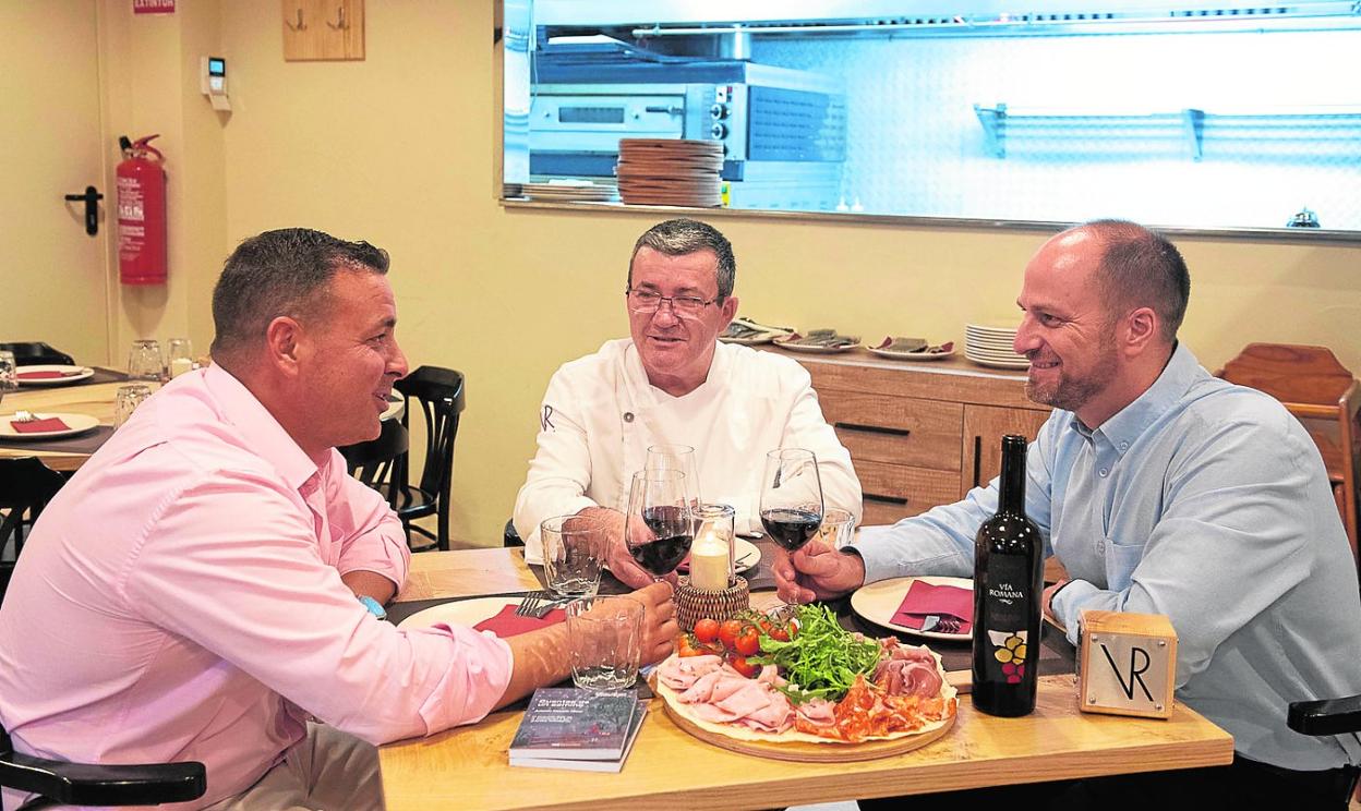 El abogado Antonio Casado Mena, a la izquierda, con Ángel Navarro y Christopher Batom, en el restaurante Trattoria Romana. 