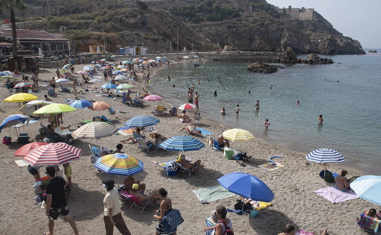 Imagen de este sábado de la playa de Cala Cortina, en Cartagena.