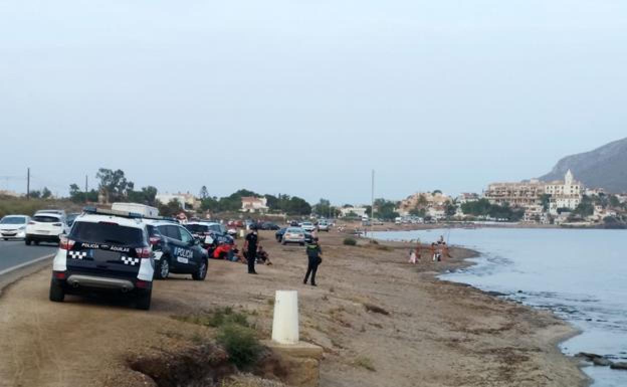 Efectivos de Policía Local, junto a los inmigrantes llegados a Águilas.