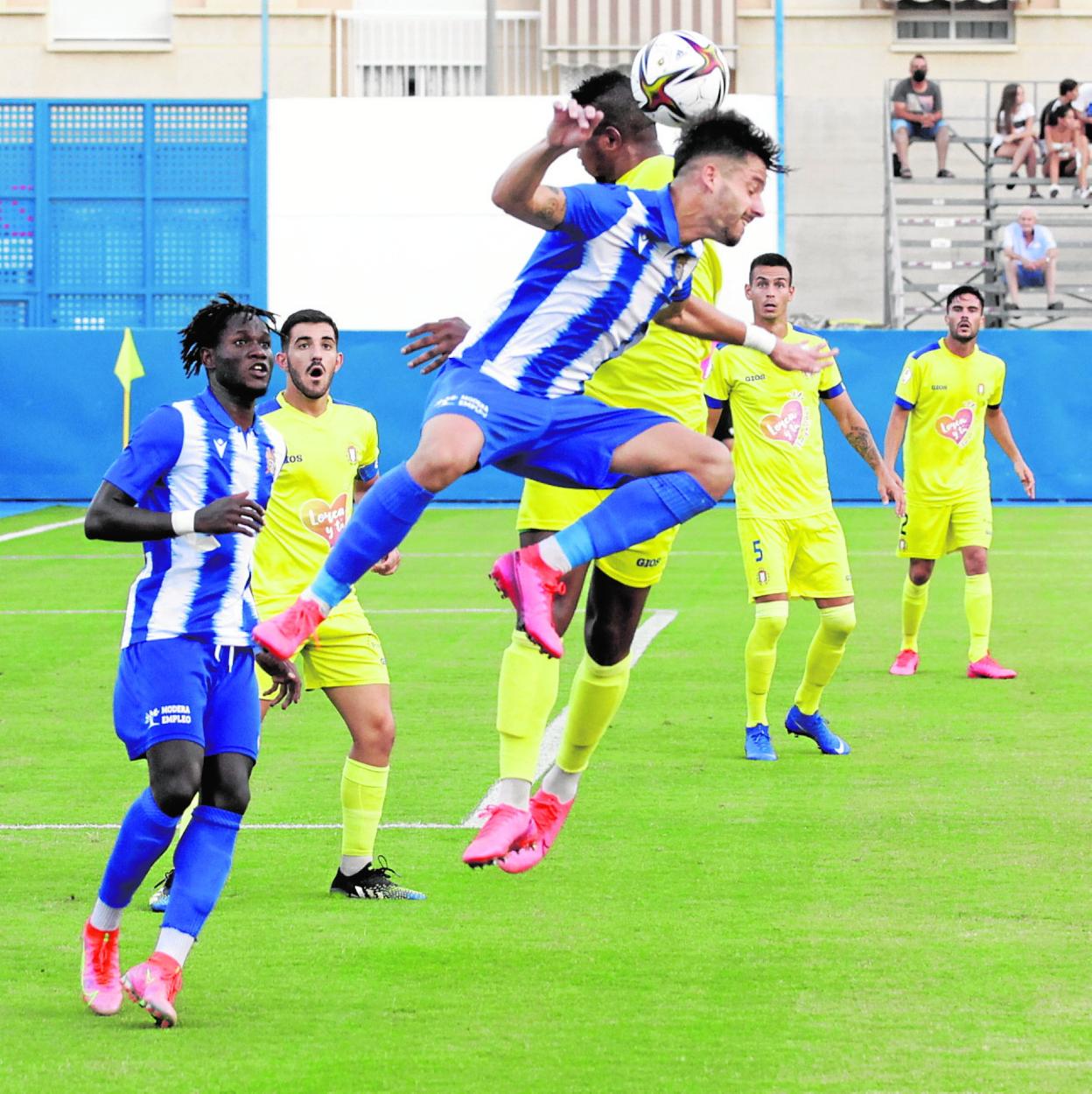 Pugna por un balón aéreo en el Águilas-Lorca Deportiva jugado ayer en El Rubial. 