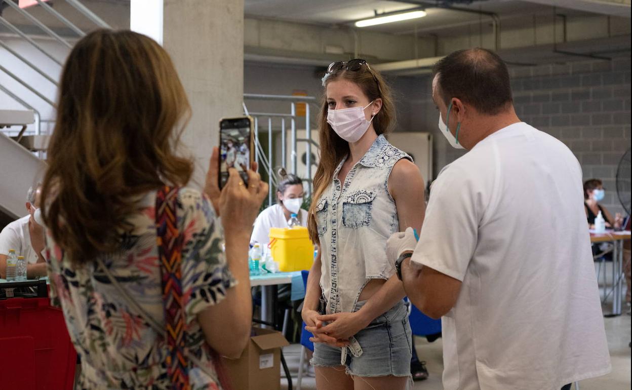 Una joven recibe la segunda dosis en el punto de vacunación de Murcia.