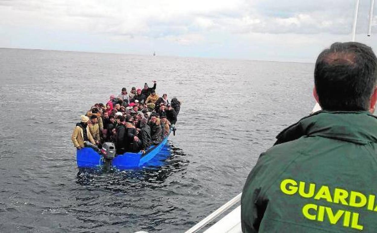 Los ocupantes de una patera, repleta de inmigrantes, en una imagen de archivo. 