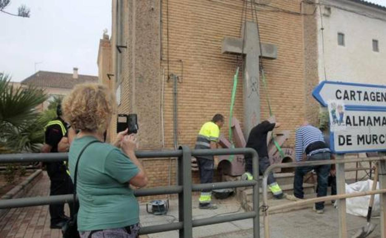 Retirada del yugo y las flechas en la Aljorra, Cartagena, en una imagen de archivo. 