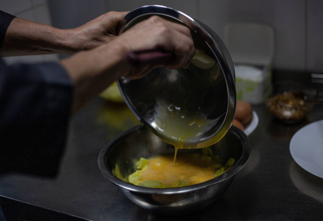 Fotos: Así se cocina la tortilla de Murcia que competirá por ser la mejor de España