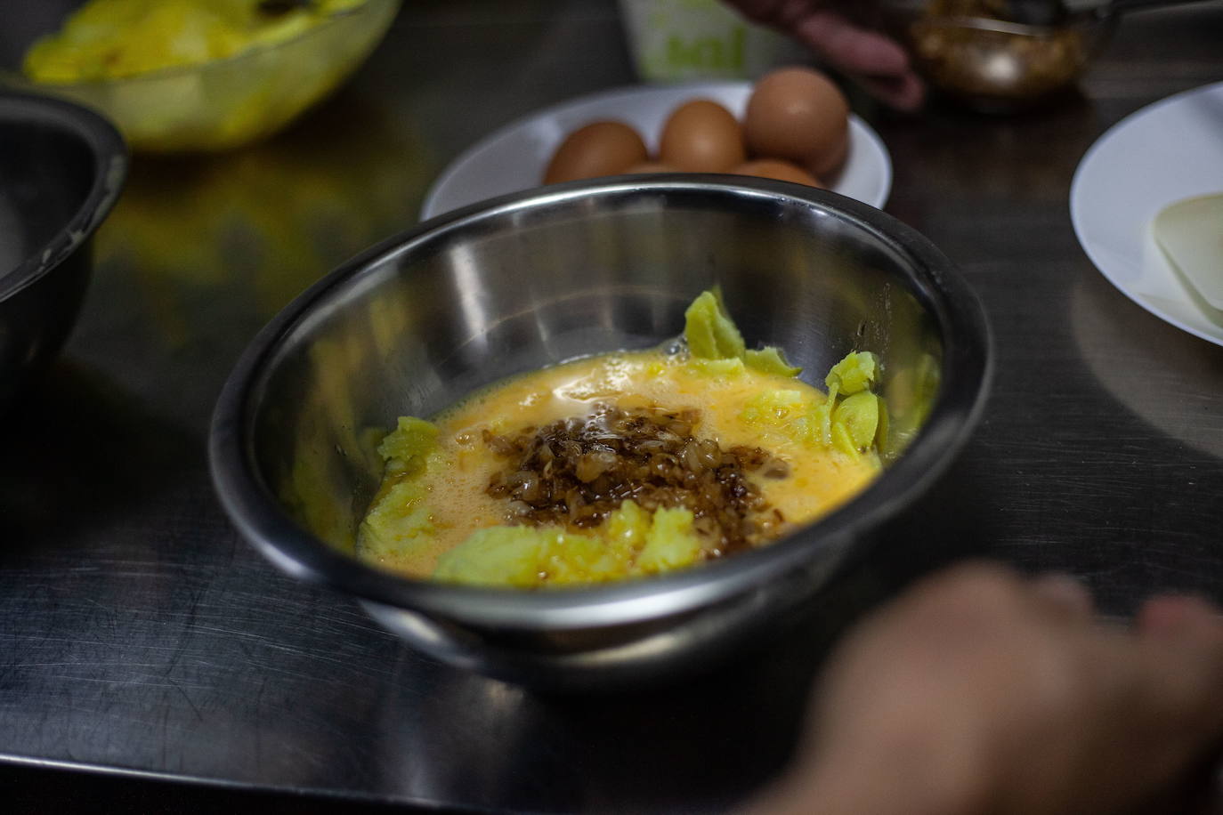 Fotos: Así se cocina la tortilla de Murcia que competirá por ser la mejor de España