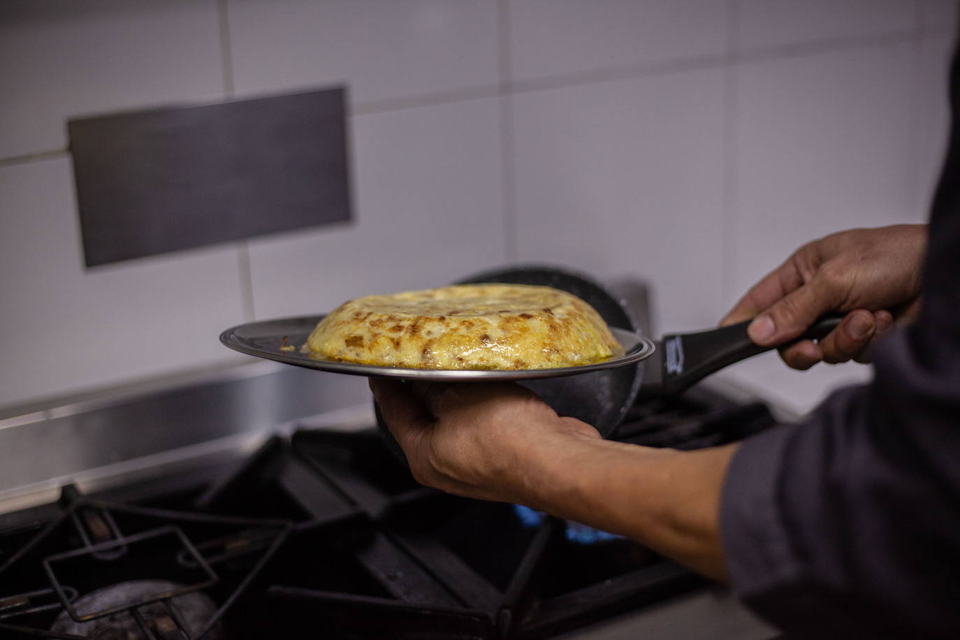 Fotos: Así se cocina la tortilla de Murcia que competirá por ser la mejor de España