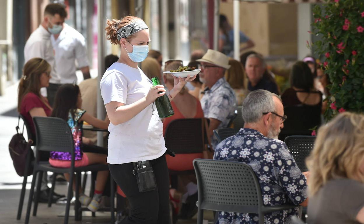 Una camarera sirve una mesa en Murcia, en una foto de archivo.