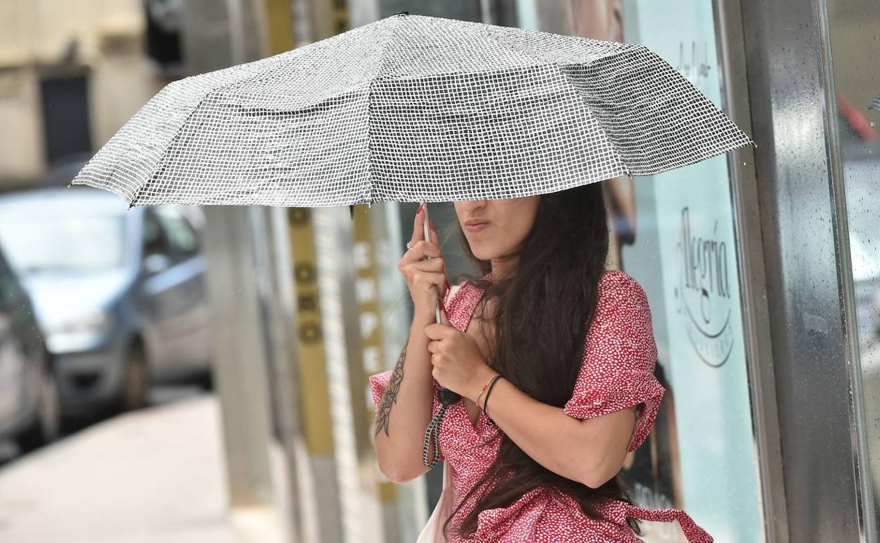 Una chica se protege de la lluvia con un paraguas, en una imagen de archivo.